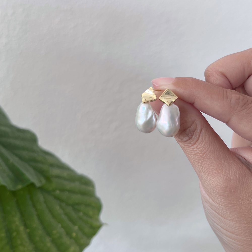 [NESSA] Freshwater Pearl Earrings (Baroque 10x17mm)