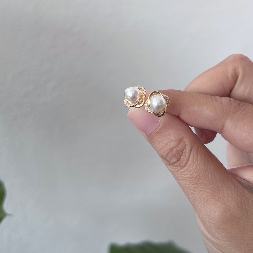 [UNAYA] Freshwater Pearl Earrings (Round 6.2mm)